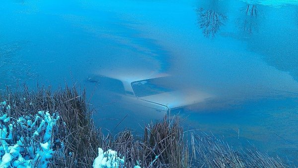 Автомобиль, провалившийся под лед в Киевской области
