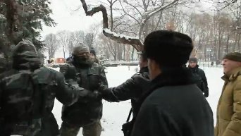Столкновения митингующих и бойцов добровольческих батальонов в Киеве. Видео