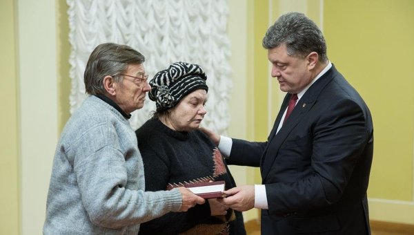 Петр Порошенко и родители Михаила Жизневского
