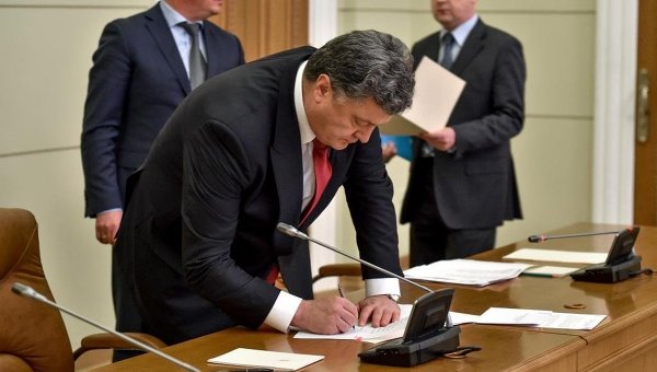 Петр Порошенко подписывает закон