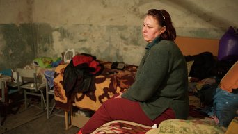 Женщина в бомбоубежище в Петровском районе Донецка