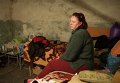 Женщина в бомбоубежище в Петровском районе Донецка