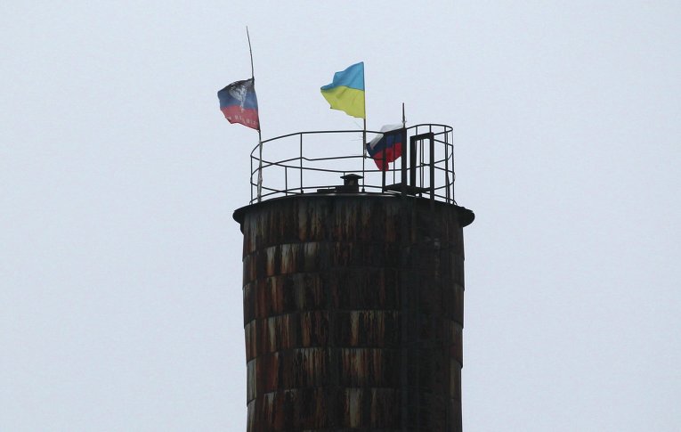 Здание с флагами ДНР, Украины и России в селе Красный Партизан, которое находится под контролем ополченцев