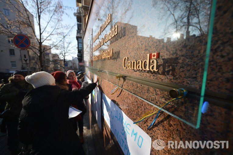 Акция под посольством Канады в Украине