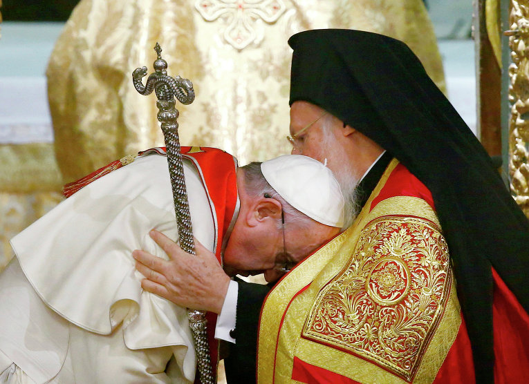 Папа Римский Франциск (слева) кланяется Патриарху Константинопольскому Варфоломею I (справа)