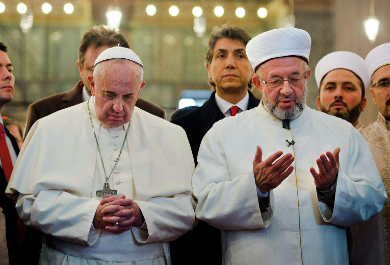 Папа Римский Франциск (слева) и муфтий Стамбула Рахми Яран (справа)