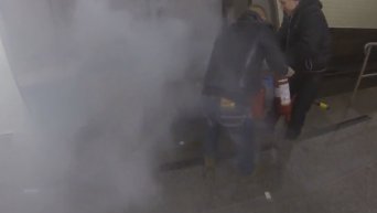 В московском метро пассажиров спасали из горящего вагона. Видео