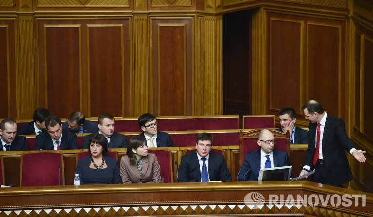 Премьер-министр Арсений Яценюк (третий справа) в ложе правительства на заседании Верховной Рады