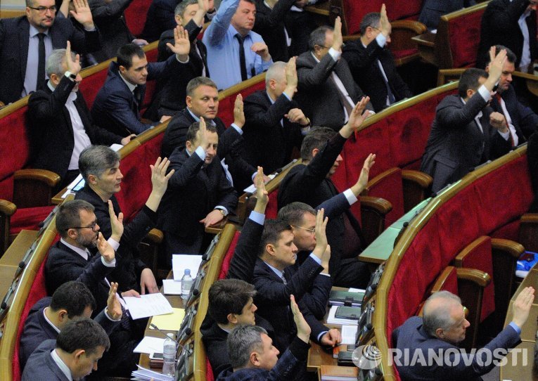 Депутаты голосуют за список кандидатов в министры на заседании Верховной Рады