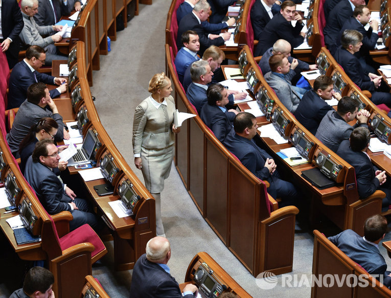 Депутат Верховной Рады, лидер партии Батькивщина Юлия Тимошенко (в центре) на заседании Верховной Рады