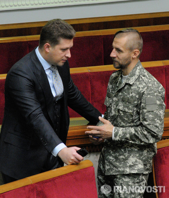 Народный депутат Михаил Гаврилюк (справа) на заседании Верховной Рады