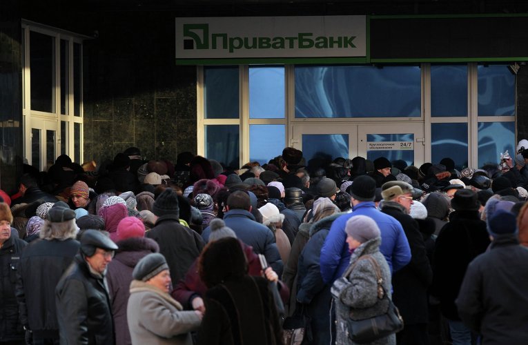 Очередь под дверями банка в Донецке
