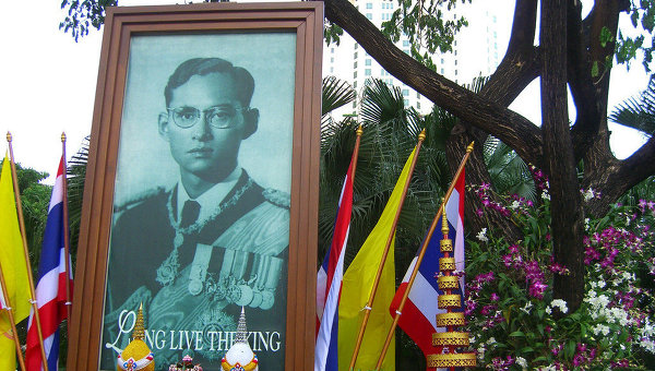 Портрет короля Таиланда Пхумипхона Адулъядета. Архивное фото