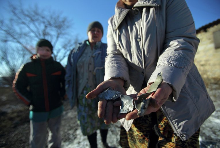 Осколки снарядов после обстрелов в Донецке