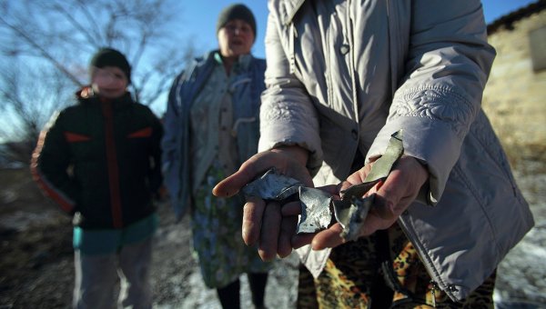 Осколки снарядов после обстрелов в Донецке