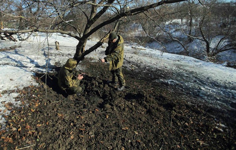Ополченцы ДНР на месте взрыва в Донецке