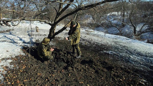 Ополченцы ДНР на месте взрыва в Донецке