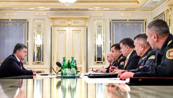 Петр Порошенко во время совещания с главами силовых ведомств. Архивное фото
