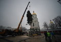 На Софийской площади начали устанавливать елку