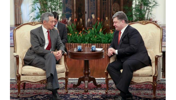 Премьер-министр Сингапура Ли Сиен Лун и президент Украины Петр Порошенко