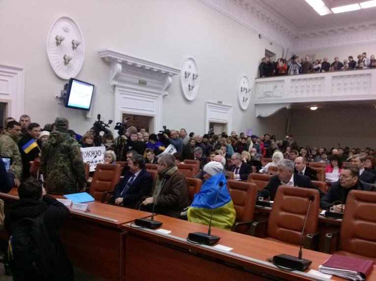 Митингующие в зале запорожского горсовета
