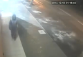 Камера зафиксировала, как женщина оставила бомбу у одесского офиса. Видео