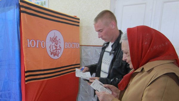 Жители села Самсоновка под Луганском изучают бюллетени для голосования на референдуме