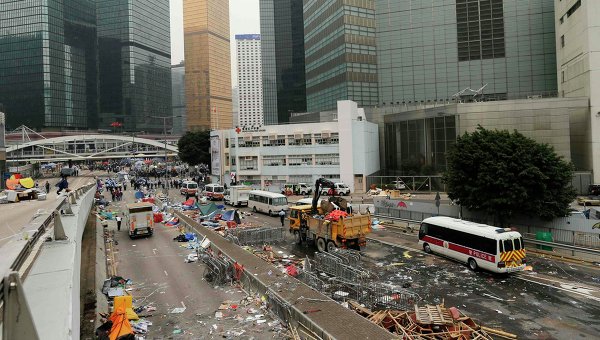 Операция по разбору баррикад в центре Гонконга
