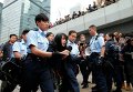 Операция по разбору баррикад в центре Гонконга. Полицейские задерживают протестующую