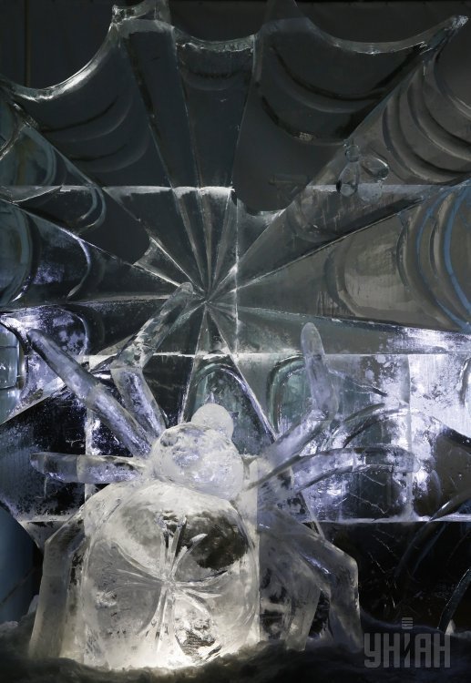 Фигура на выставке Замороженные сны во время фестиваля ледяных и снежных скульптур в Киеве