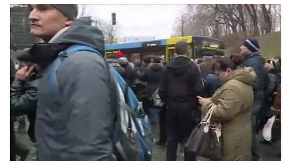 Киевские транспортники перекрыли улицу Грушевского