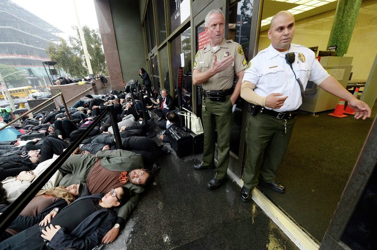 Юристы устроили лежачий протест у здания суда Лос-Анджелеса