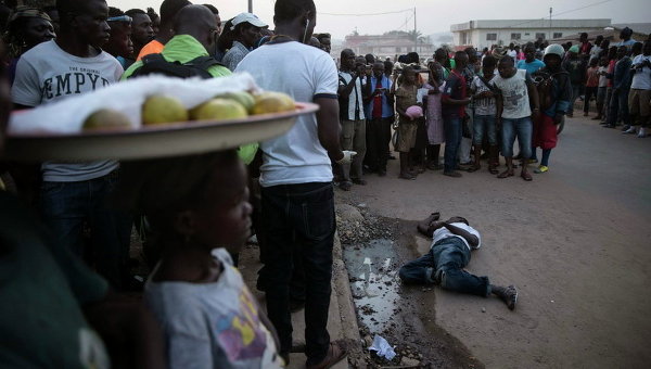 Жертва Эболы на улице одного из городов Сьерра-Леоне