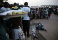 Жертва Эболы на улице одного из городов Сьерра-Леоне