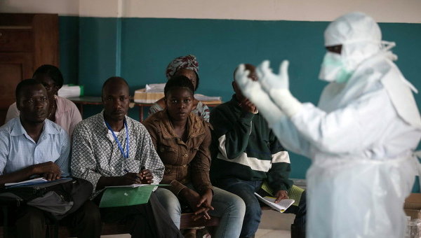Медработник рассказывает о средствах защиты от Эболы в одном из городов Сьерра-Леоне
