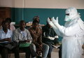Медработник рассказывает о средствах защиты от Эболы в одном из городов Сьерра-Леоне