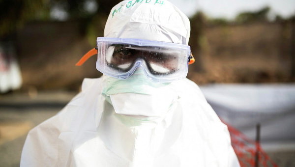 Медработник в защитной одежде в одном из городов Сьерра-Леоне