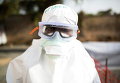 Медработник в защитной одежде в одном из городов Сьерра-Леоне