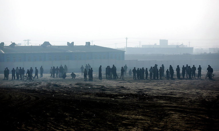 Афганские жители стоят рядом с местом теракта в Кабуле