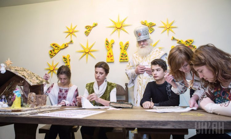 Марина Порошенко и Святой Николай помогали детям собрать сундук для бойцов АТО