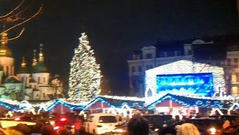 Зажглась елка на Софийской площади