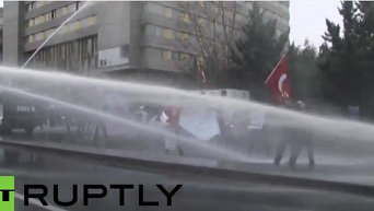 В Турции полиция применила водометы для разгона протестующих учителей