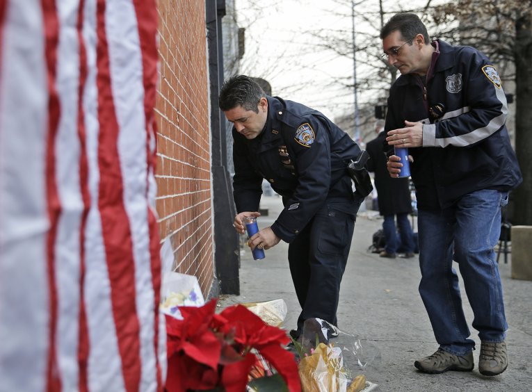 Полицейские Нью-Йорка пришли почтить память погибших сослуживцев