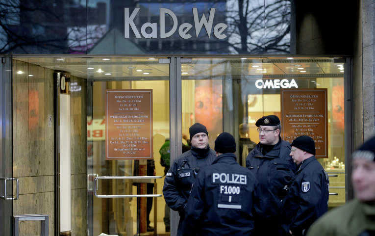 Полиция перед универмагом KaDeWe в Берлине, на который было совершено нападение