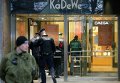 Полиция перед универмагом KaDeWe в Берлине, на который было совершено нападение