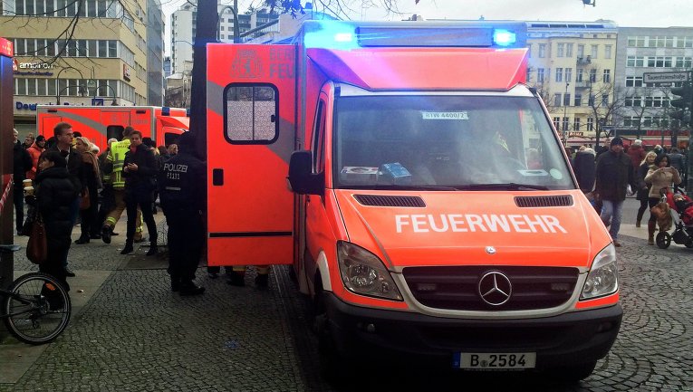 Пожарная машина перед универмагом KaDeWe в Берлине, на который было совершено нападение