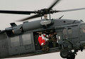 Санта-Клаус на вертолете ВС США. Архивное фото