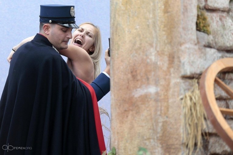 Активистка движения Femen в Ватикане