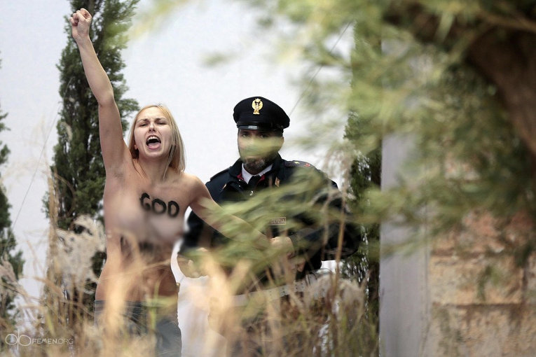 Активистка Femen в Ватикане