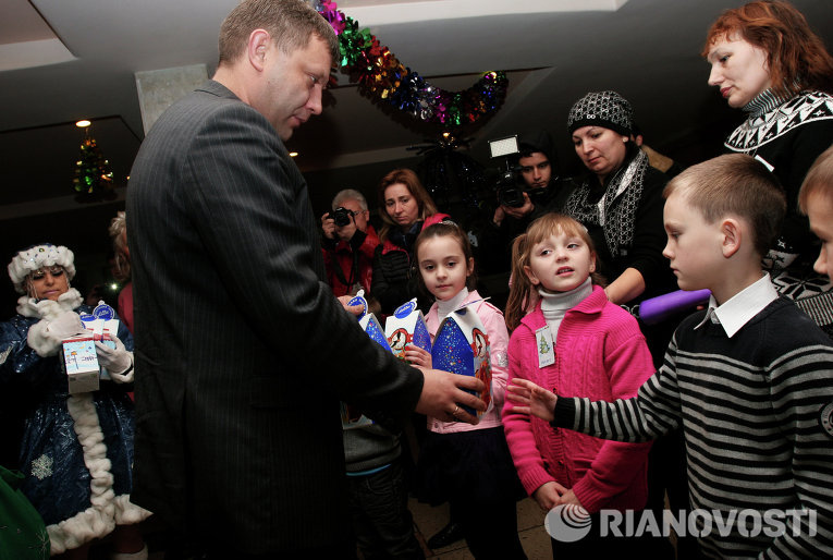 А.Захарченко посетил новогодний детский праздник в Енакиево